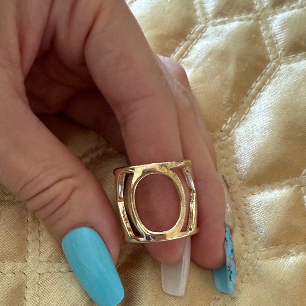 Gold Tone Openwork Wide Fashion Ring - “XOXO” Size 7 - Picture 6 of 7